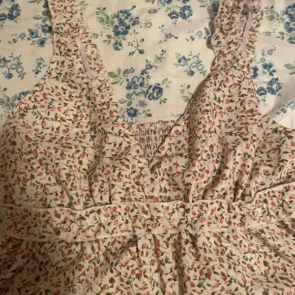 Chic Floral Ruffle Blouse - Picture 2 of 3